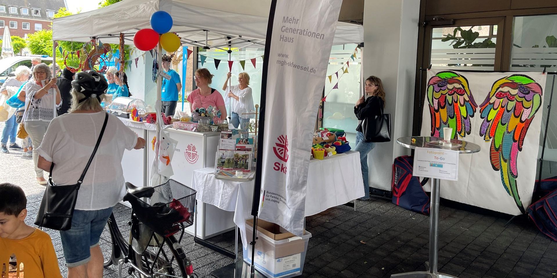 Beachflag, Stand mit Leuten und Foto-Point 